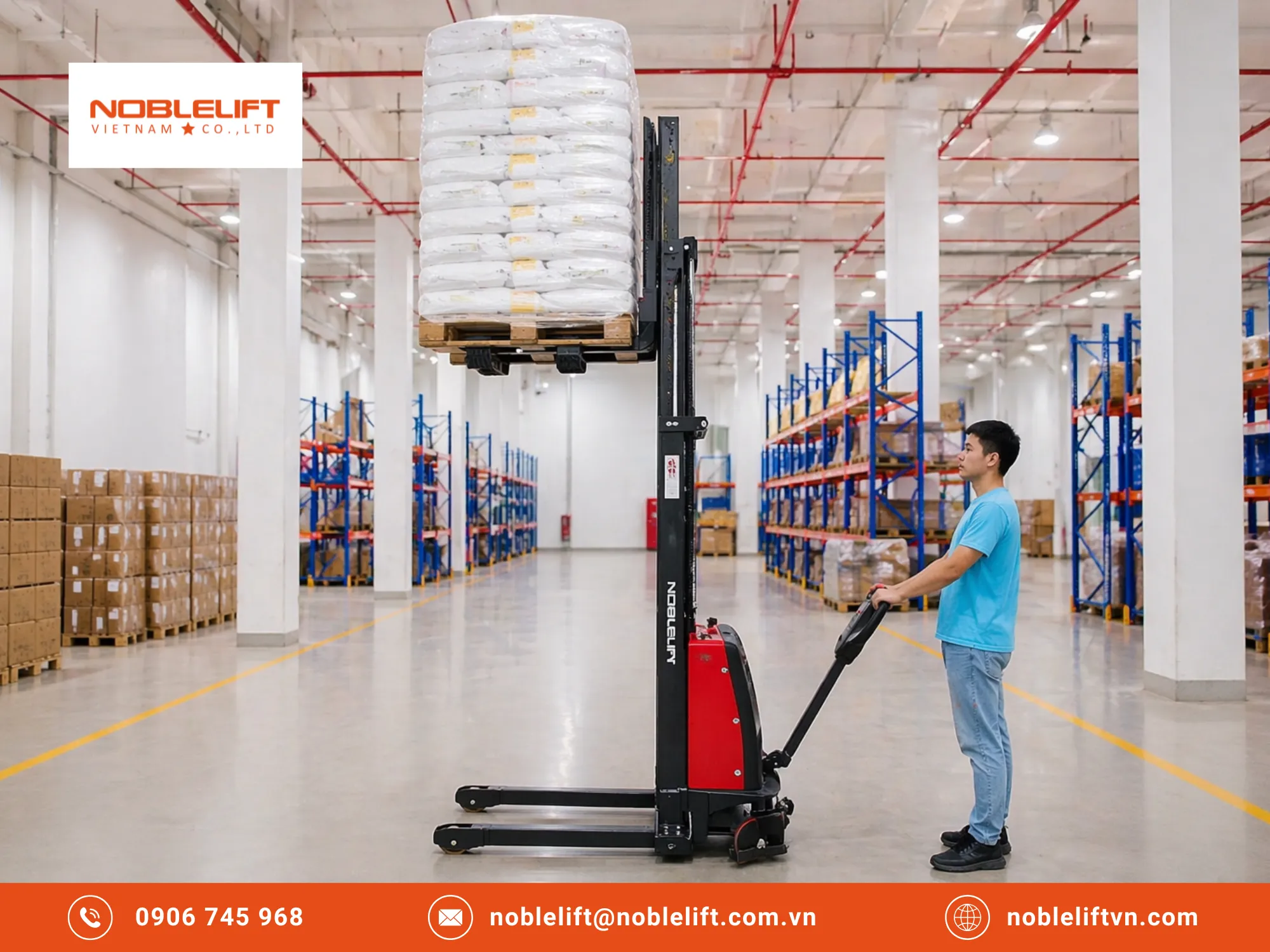 Xe nâng bán tự động giải phóng sức lao động khi bốc xếp hàng lên xe tải