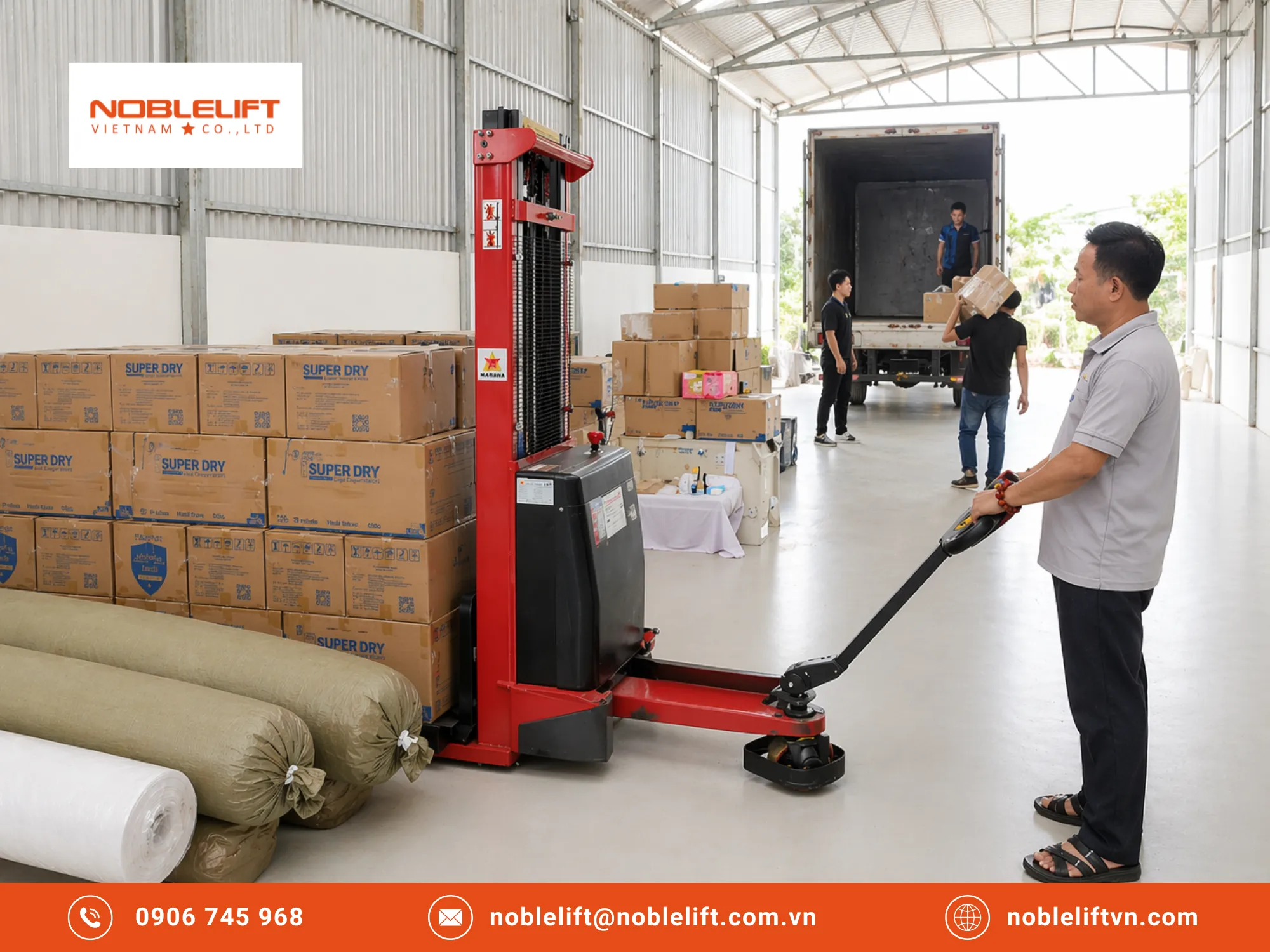 Xe nâng bán tự động giải phóng sức lao động: Giải quyết bài toán đưa pallet 1.5 tấn lên sàn xe tải     