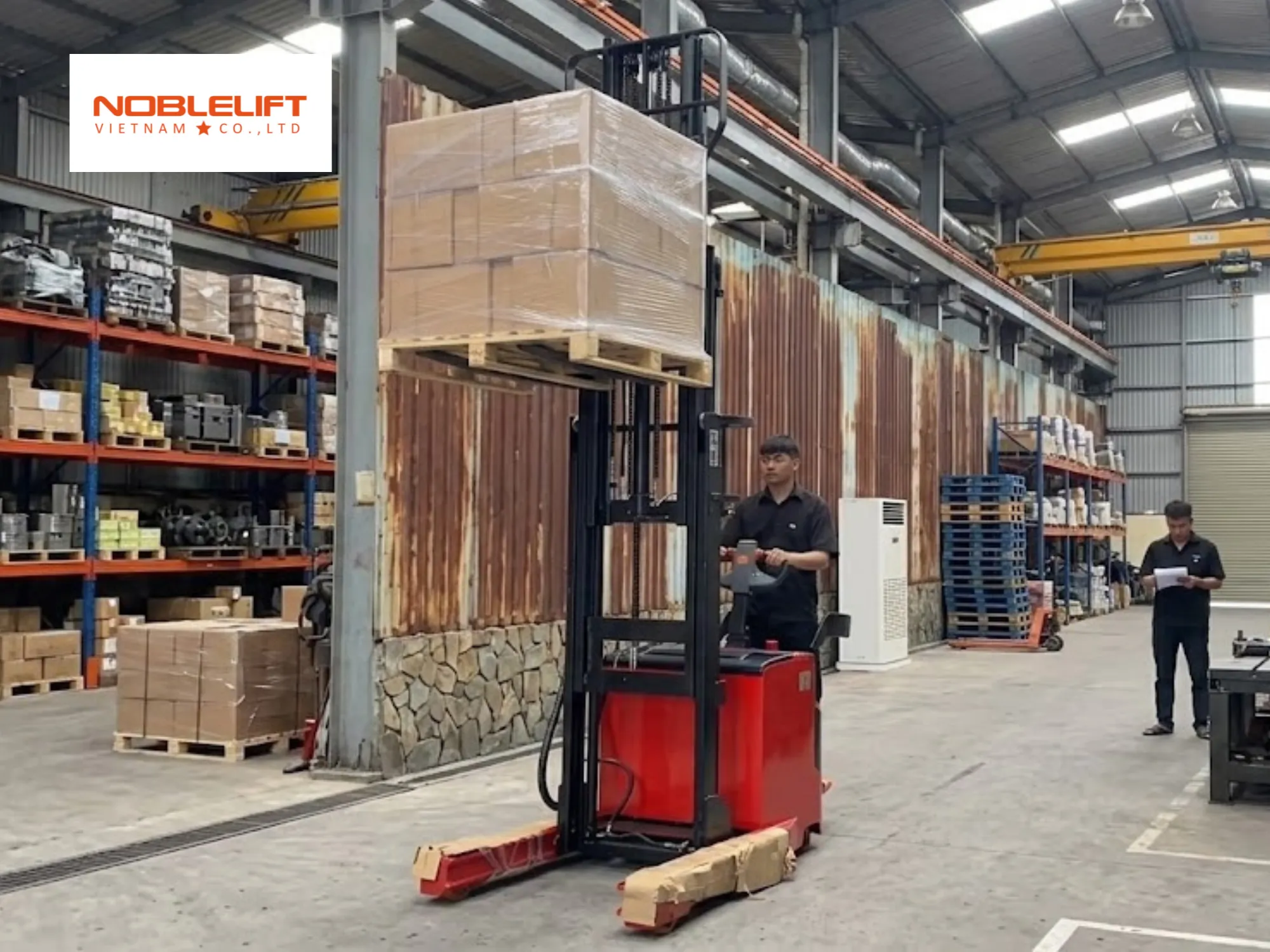 Bứt phá tiến độ nhờ xe nâng điện có bệ đứng lái chạy cực nhanh