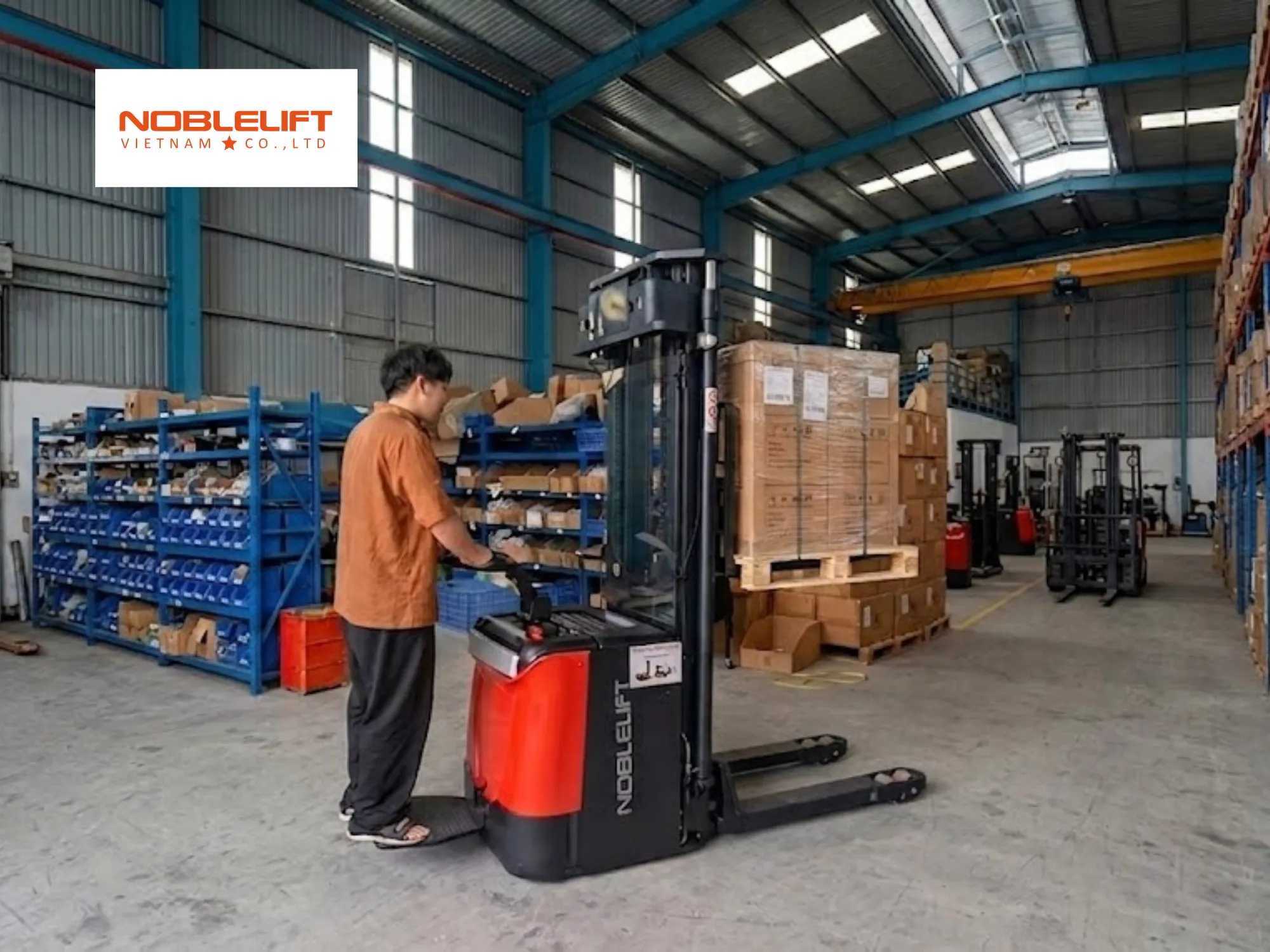 Thiết kế bệ đứng trên xe nâng điện đứng lái trang bị bệ đứng hiện đại