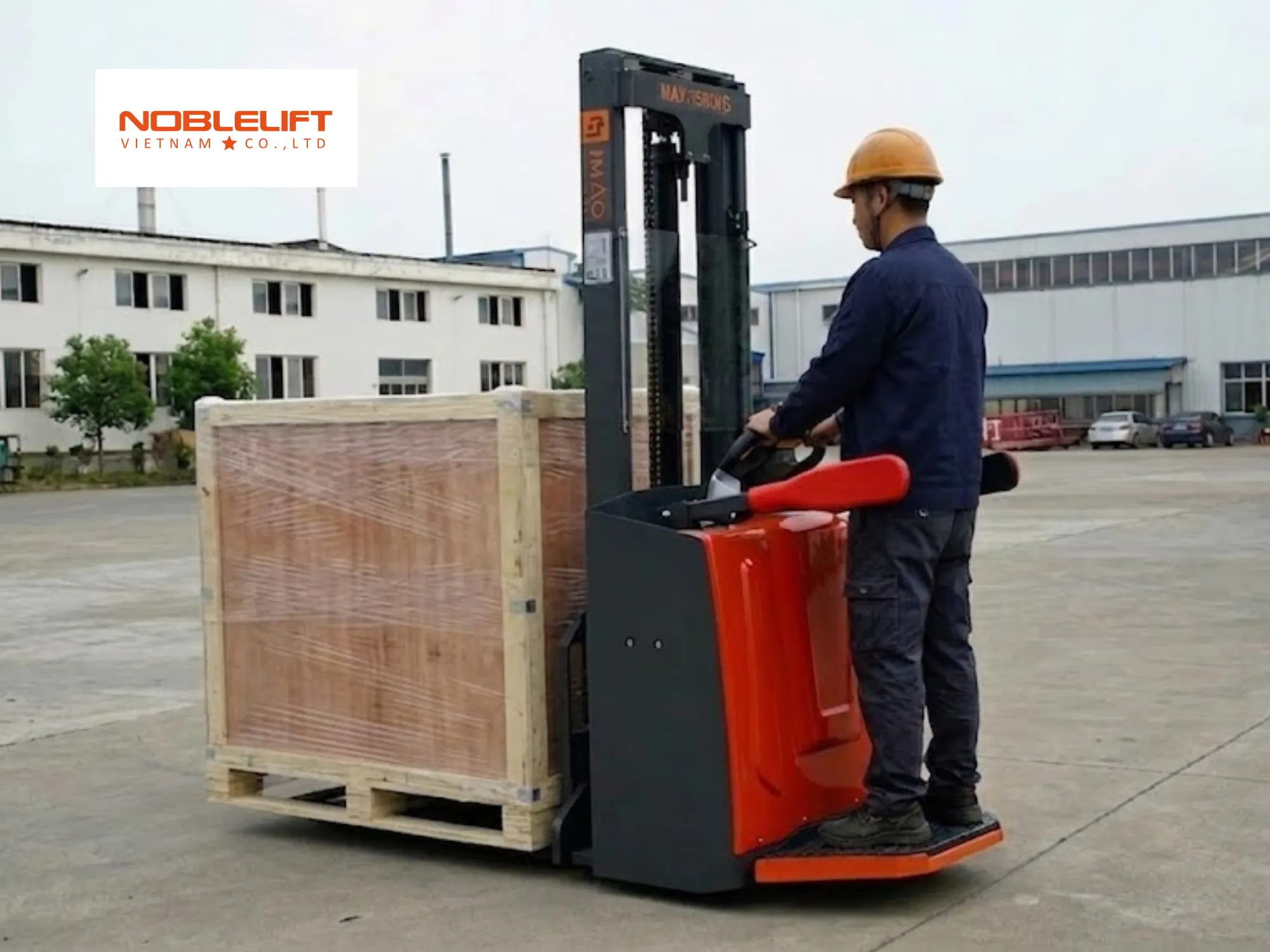 Hiệu suất làm việc xe nâng điện đứng lái trang bị bệ đứng hiện đại