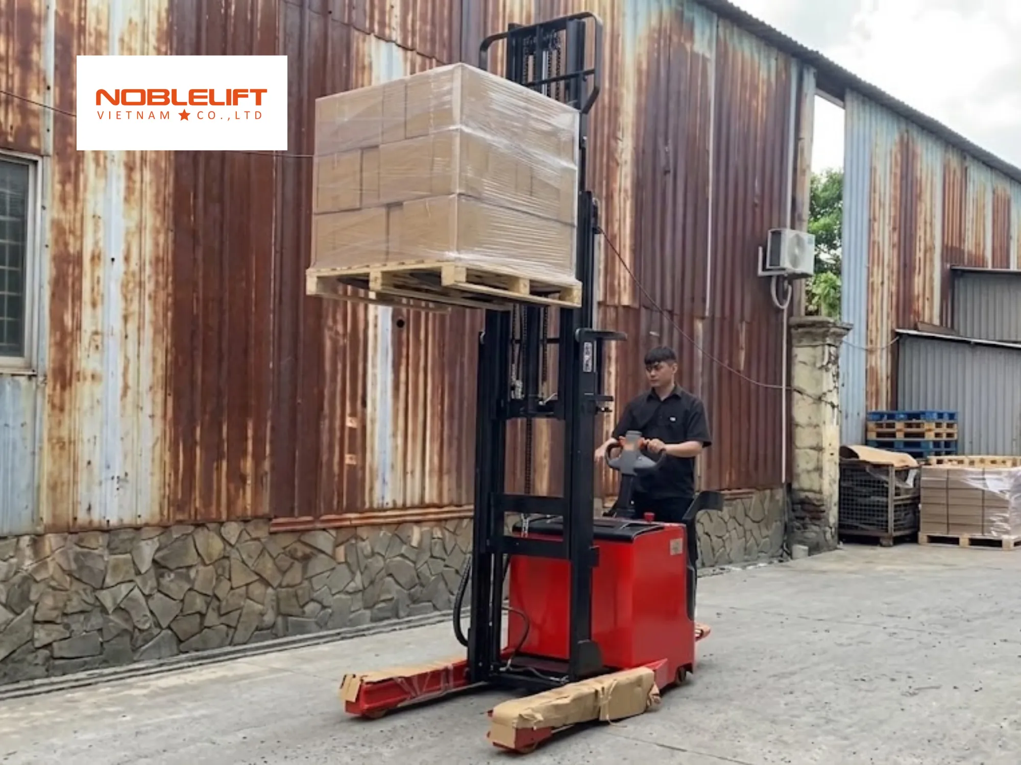 Tối ưu kho hàng nhờ xe nâng điện đứng lái trang bị bệ đứng hiện đại