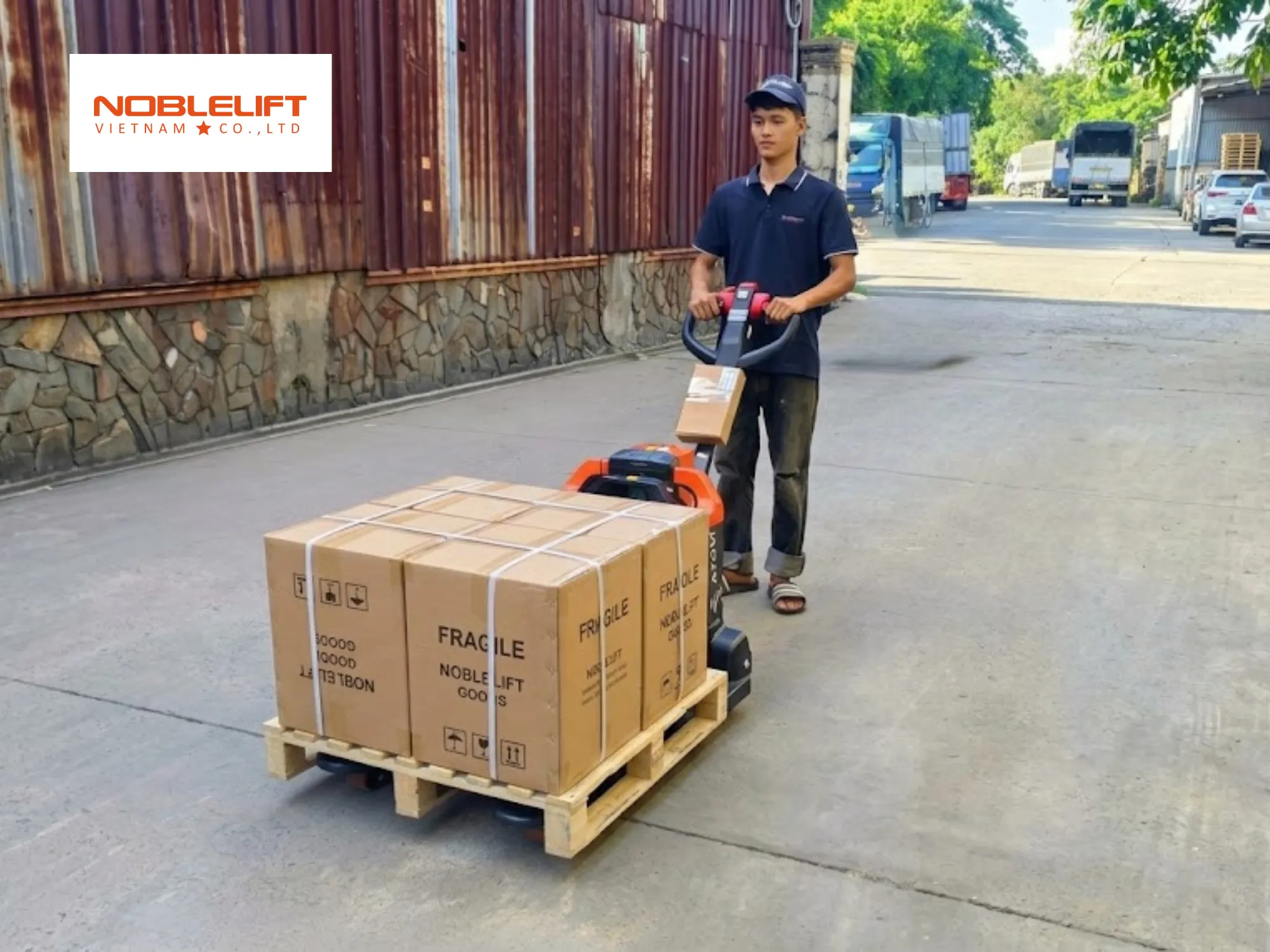 Giải phóng sức lao động nhờ xe nâng điện thấp kéo hàng siêu mượt