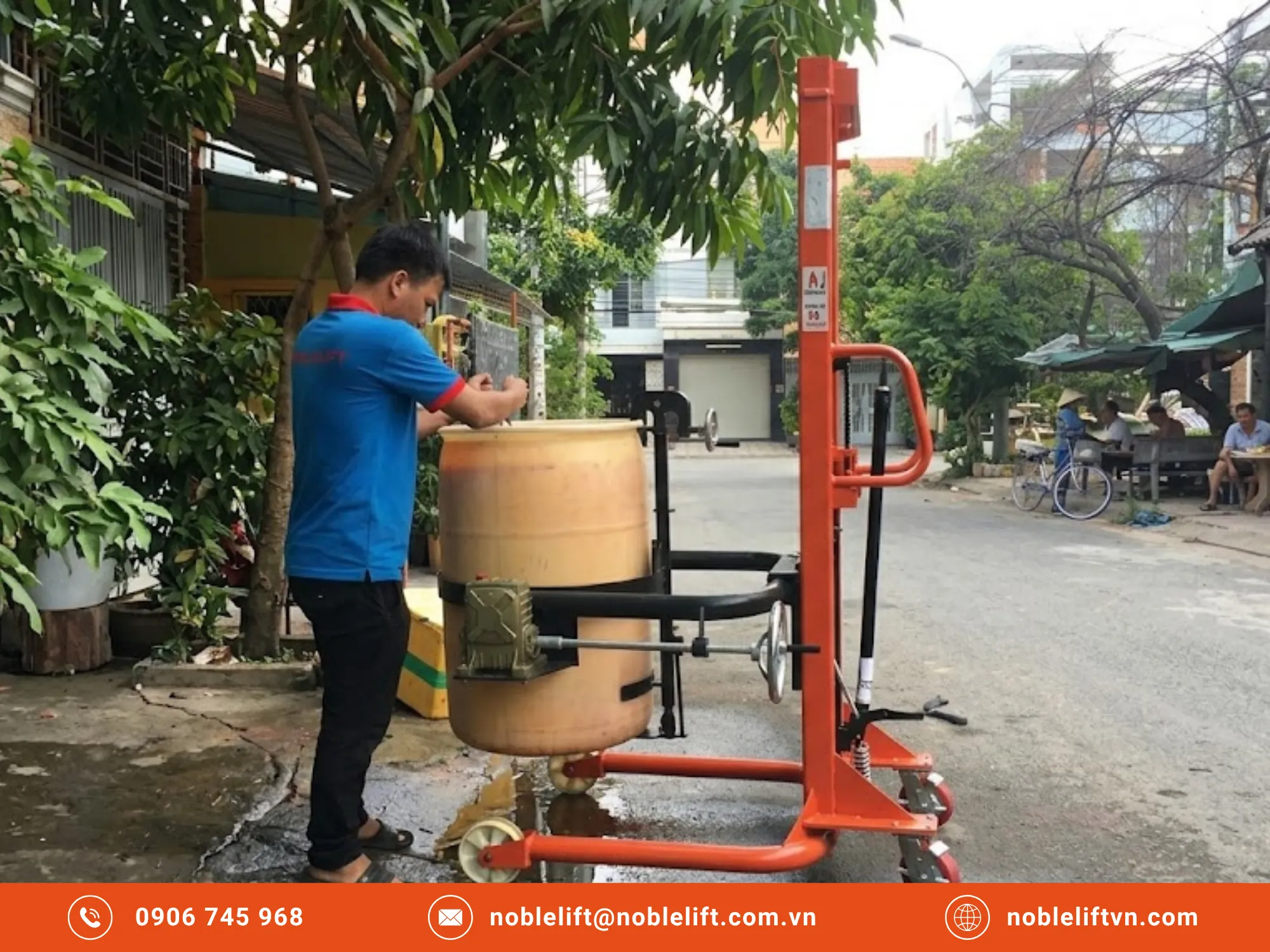 Tối ưu năng suất nhờ dùng xe nâng đổ phuy nâng cao rót chính xác