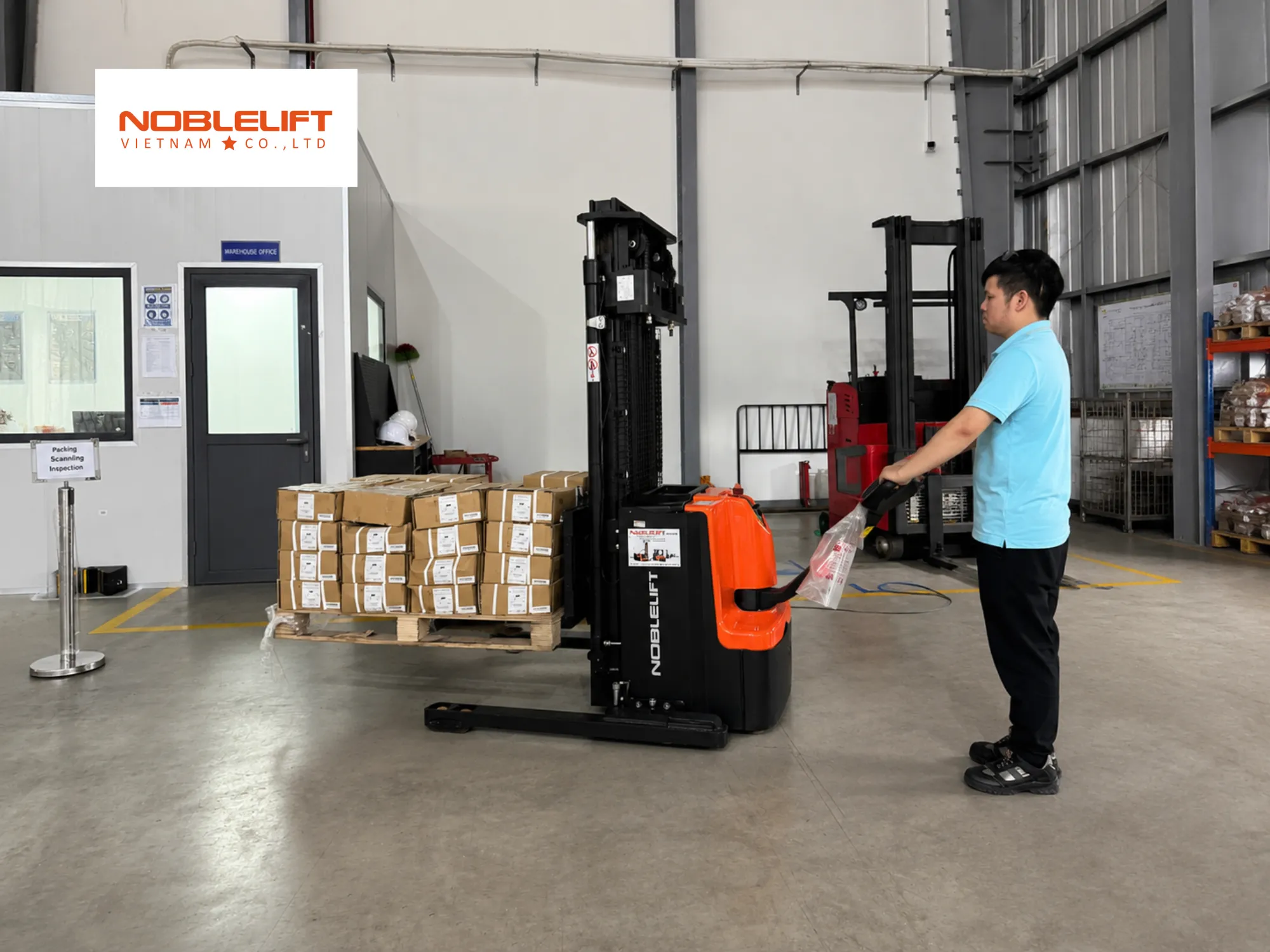 Tối ưu hóa diện tích kho nhờ xe nâng đứng lái có khả năng xoay sở góc 90 độ