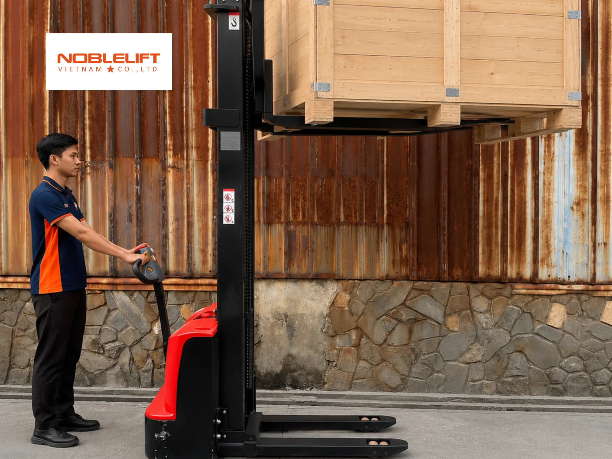 Hiệu suất bốc xếp vượt trội từ xe nâng đứng lái có khả năng xoay sở góc 90 độ