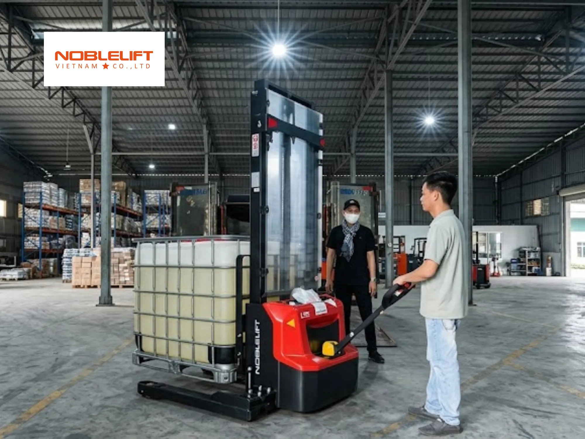 Tính năng an toàn tích hợp trên xe nâng đứng lái có khả năng xoay sở góc 90 độ