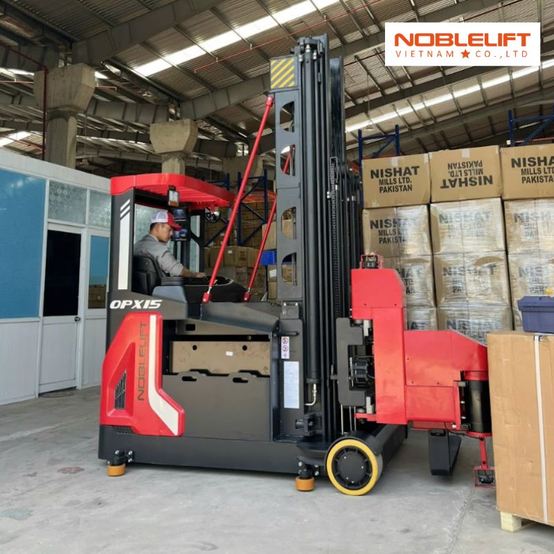 xe-nang-reach-truck-va-xe-nang-dien-dung-lai-1