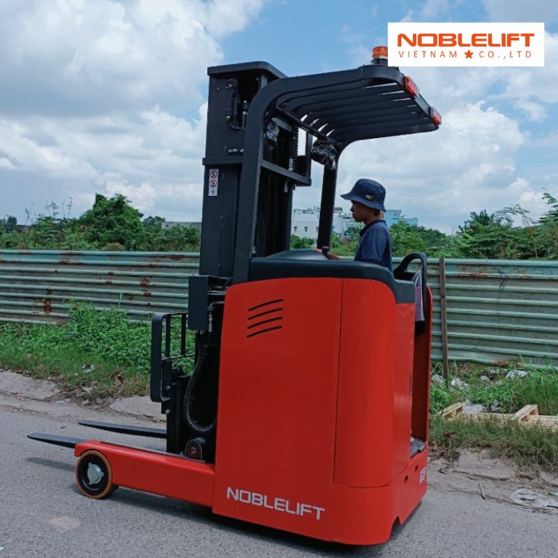 xe-nang-reach-truck-va-xe-nang-dien-dung-lai-2
