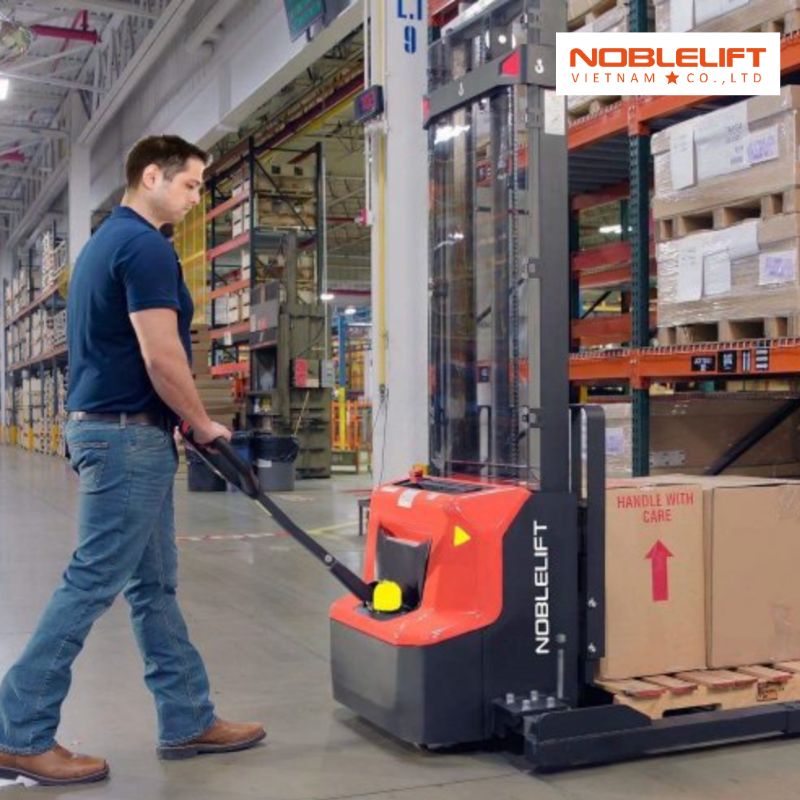 xe-nang-reach-truck-va-xe-nang-dien-dung-lai-3