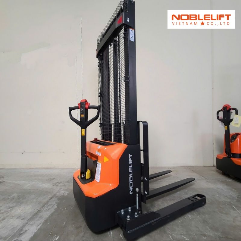 xe-nang-reach-truck-va-xe-nang-dien-dung-lai-4