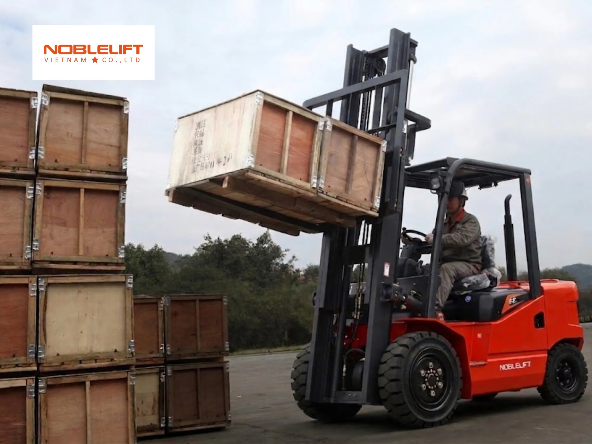 Xử lý dồn dập container bằng xe nâng tải nặng đạt hiệu suất cao