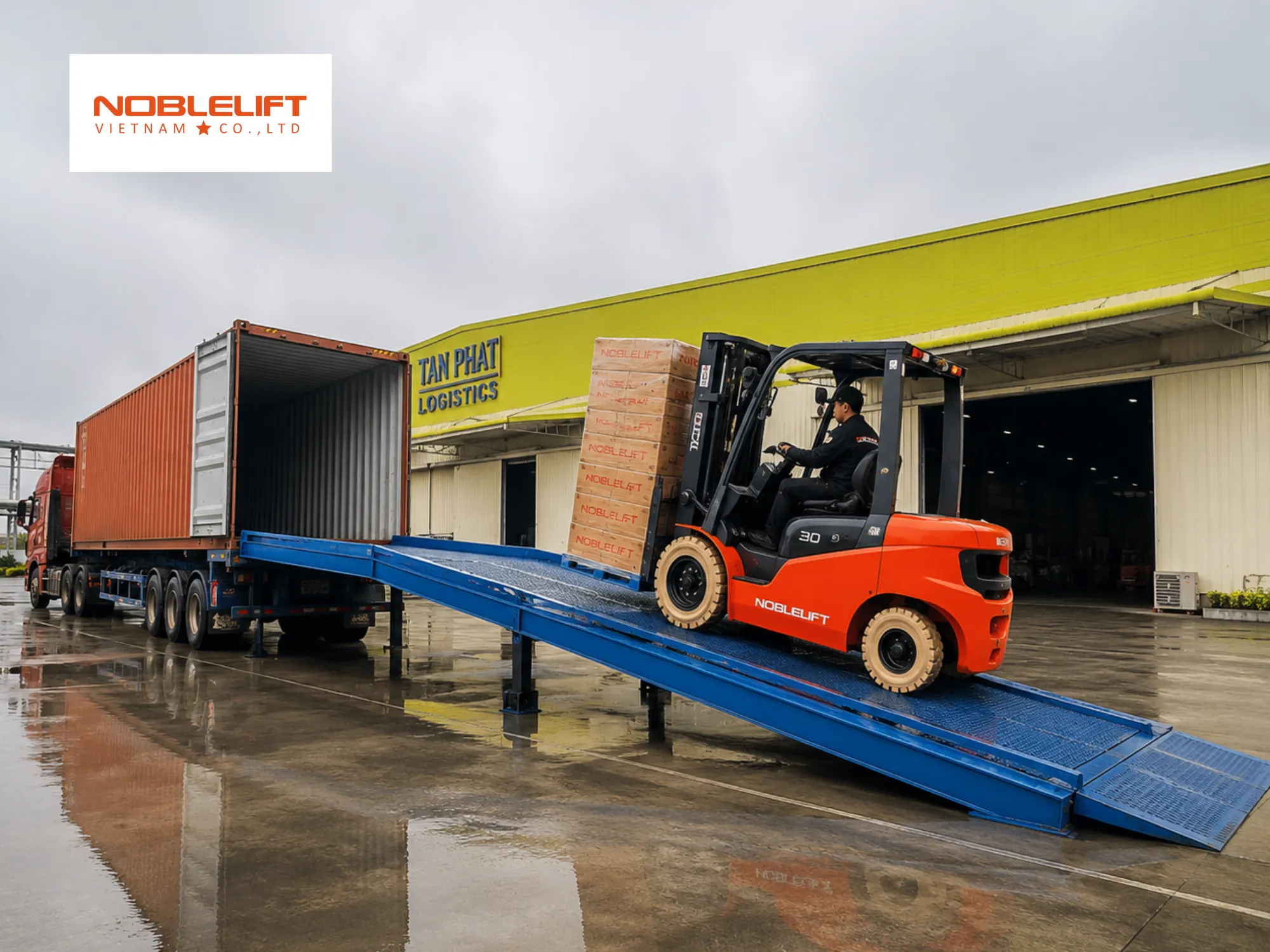 Giải pháp dỡ hàng nhanh nhờ xe nâng tải nặng đạt hiệu suất cao