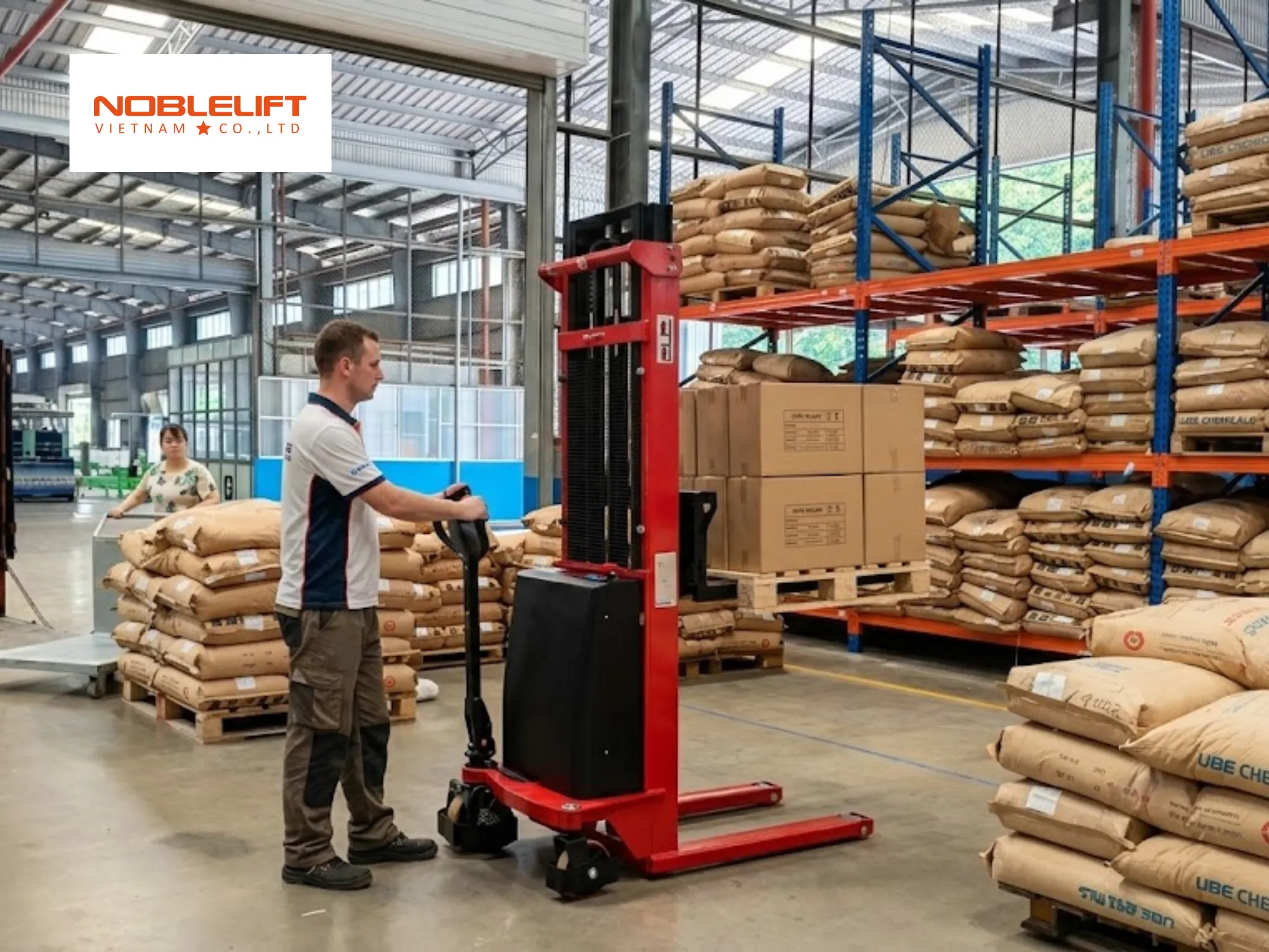Giải phóng mặt sàn kho bằng xe nâng tay cao chất kệ nhiều tầng