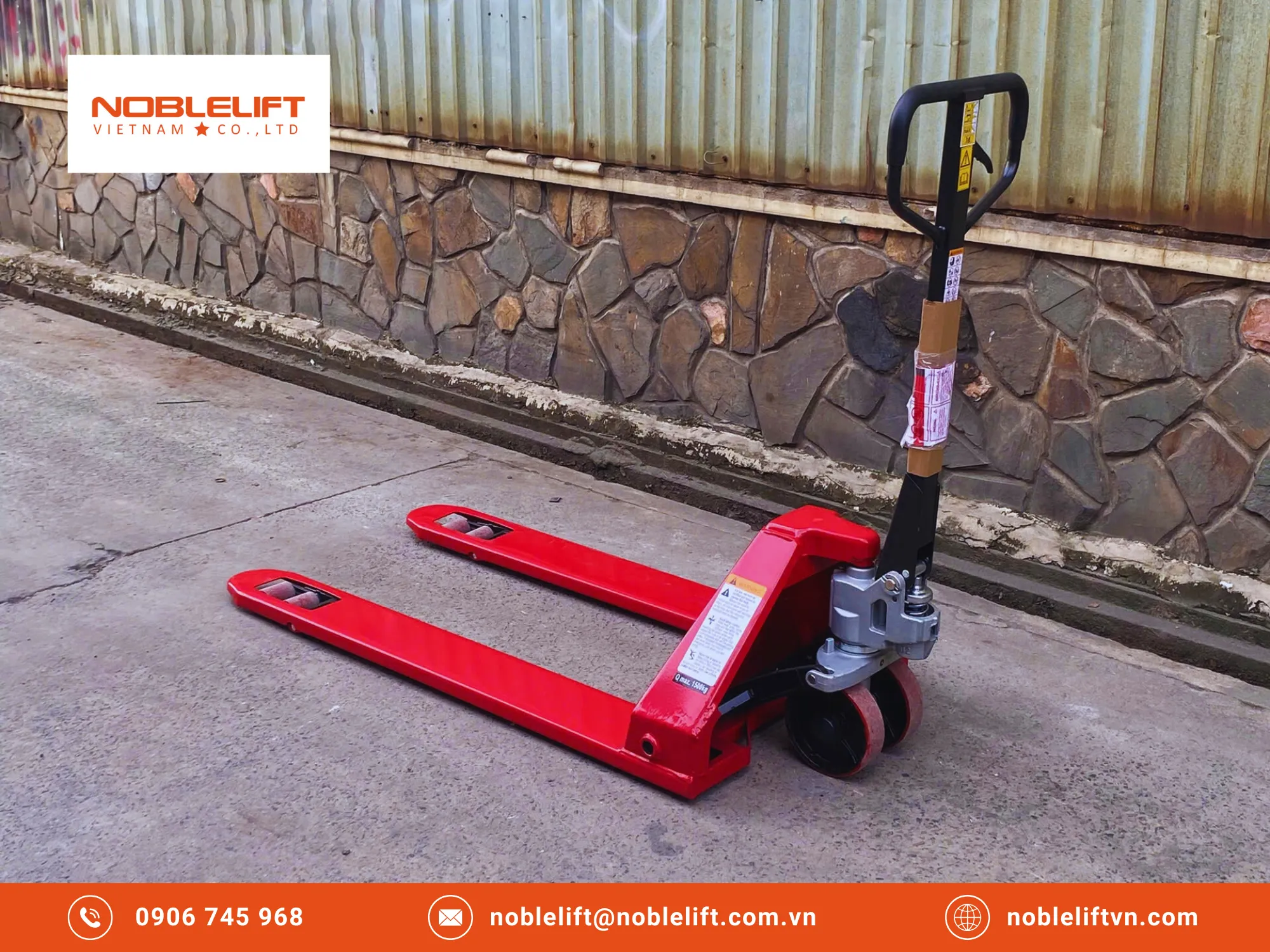 Tại sao pallet gầm thấp cần đến sự hỗ trợ của xe nâng tay siêu thấp?