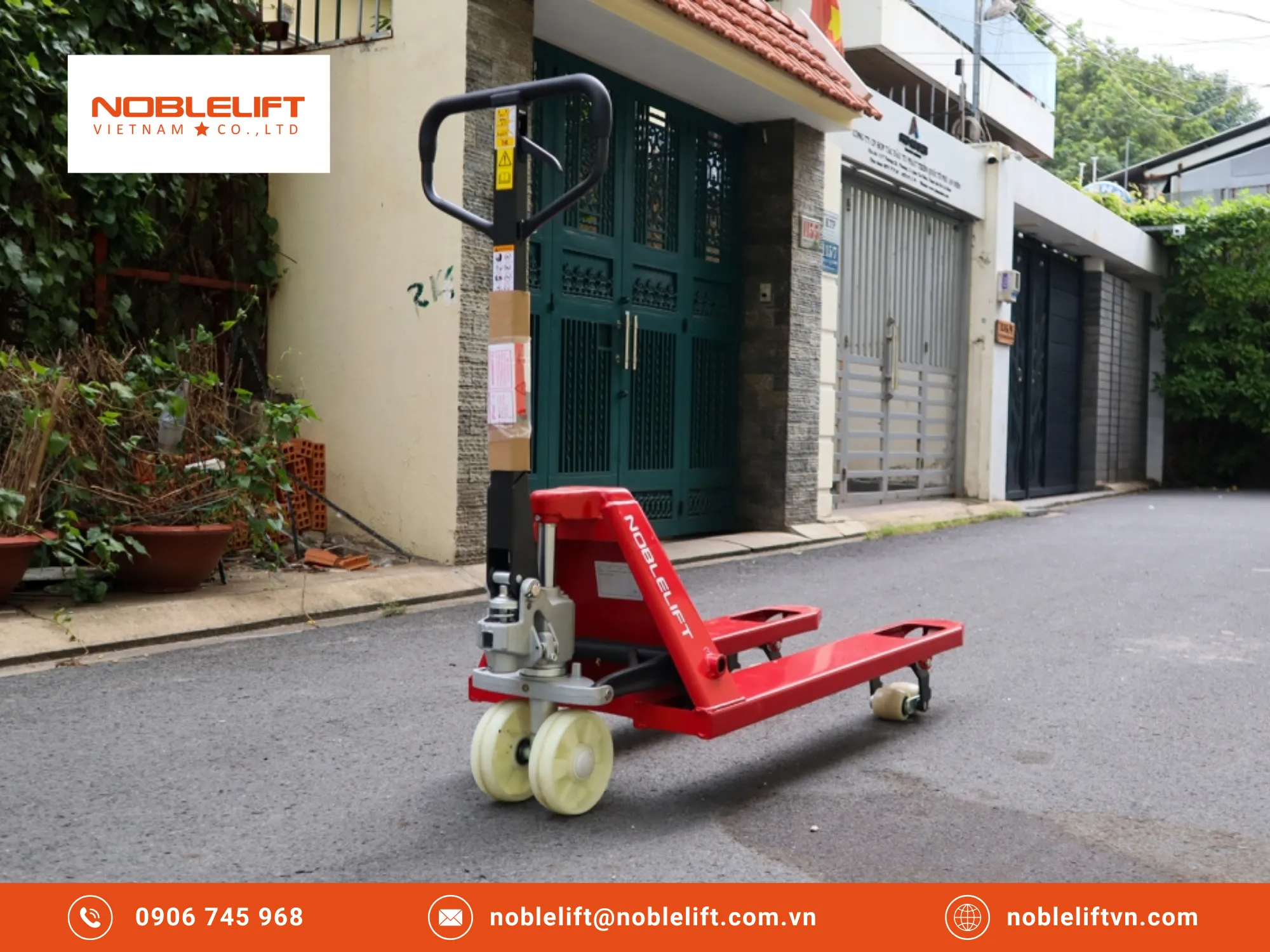 Bí quyết sử dụng xe nâng tay siêu thấp để di chuyển pallet đặc thù an toàn