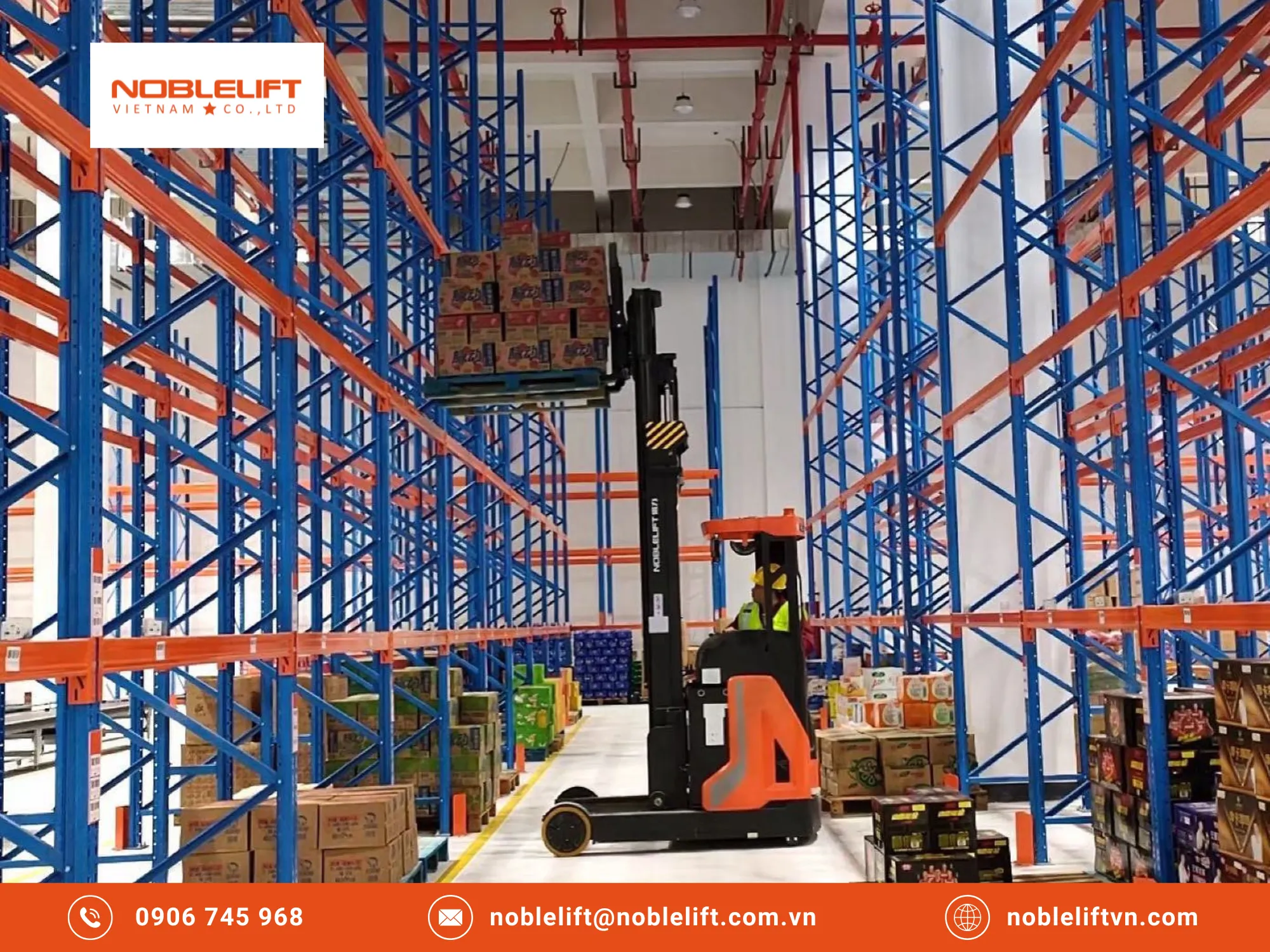 Xoay xở trong kho hẹp bằng xe nâng điện đứng lái 2 tấn: Giải pháp tăng 30% diện tích kho