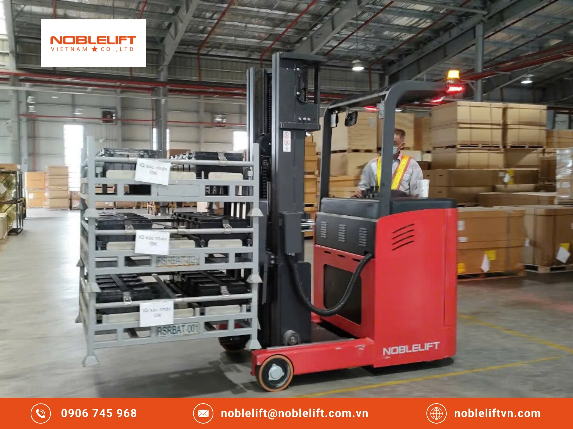 Đảm bảo an toàn khi xoay xở trong kho hẹp bằng xe nâng điện đứng lái 2 tấn