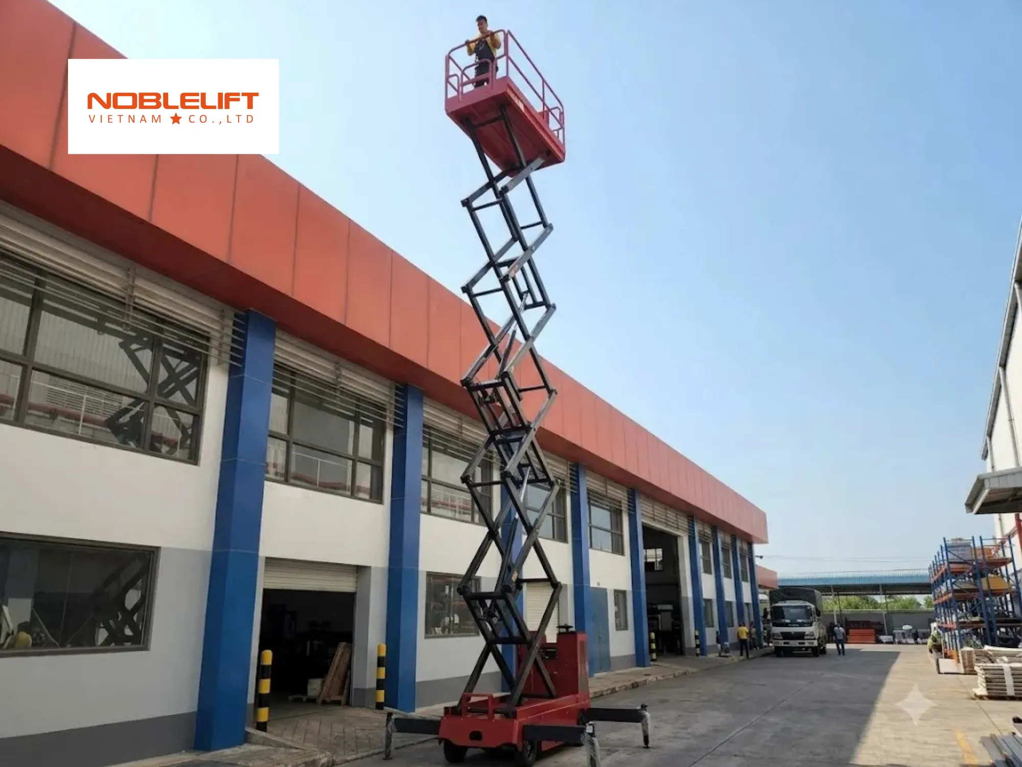 Thao tác khẩn cấp tại cabin giúp xử lý thang nâng người bị nghiêng khi đang làm việc